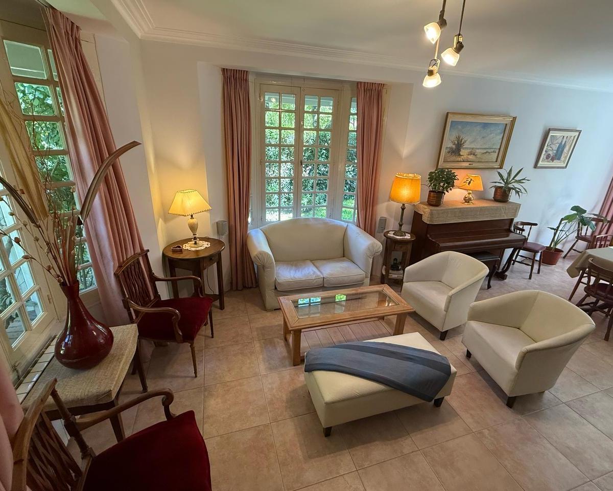 Foto de Casa en venta de 7 ambientes. Barrio norte,Villa Gesell., imagen 2