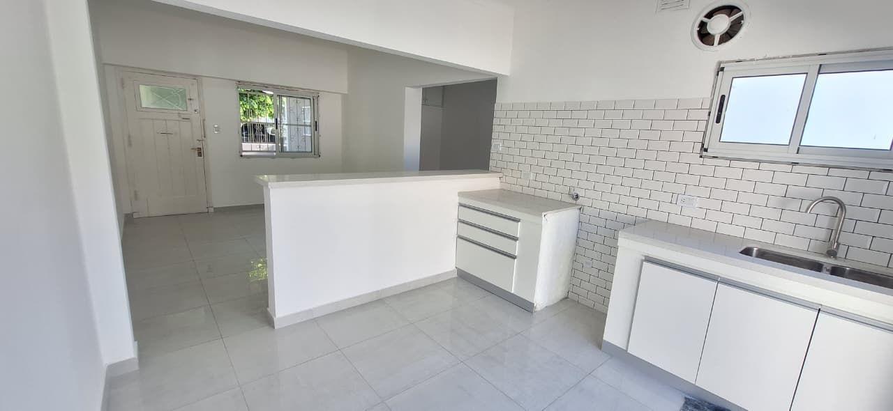 Foto de Casa en venta 3 ambientes con quincho y garaje - Parque Luro, imagen 4