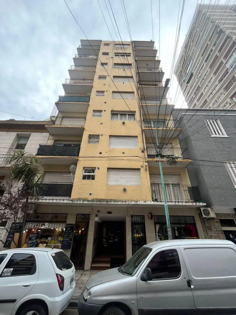 VENTA DEPARTAMENTO DE 2 AMBIENTES CON BALCON SALIENTE A LA CALLE PLAZA COLON 8