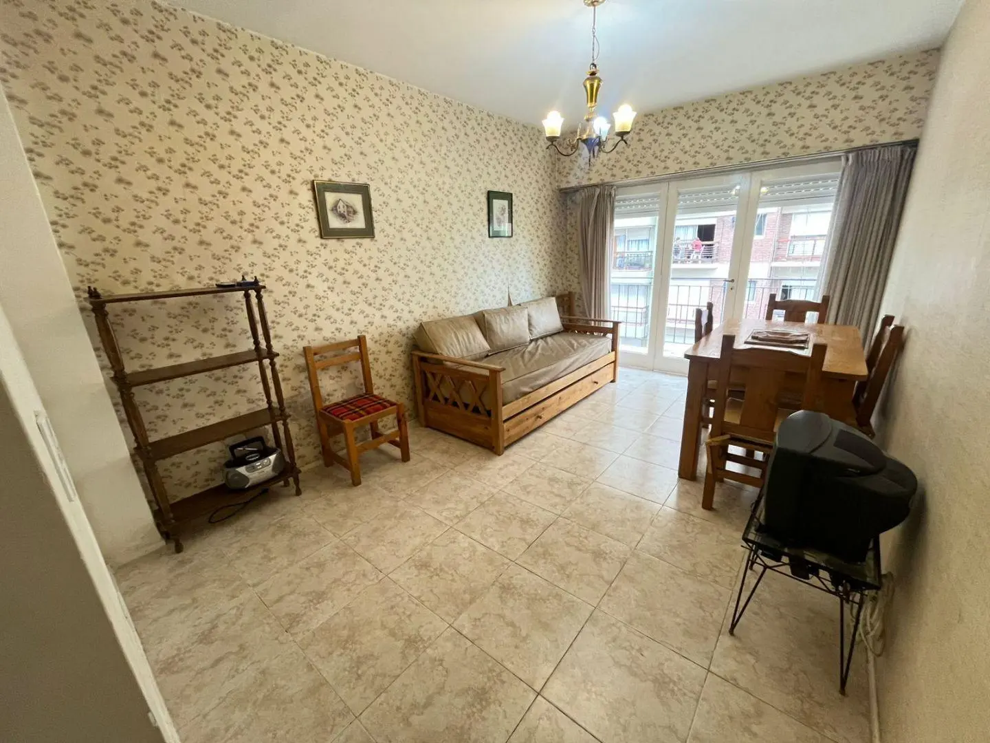 VENTA DEPARTAMENTO DE 2 AMBIENTES CON BALCON SALIENTE A LA CALLE PLAZA COLON 3