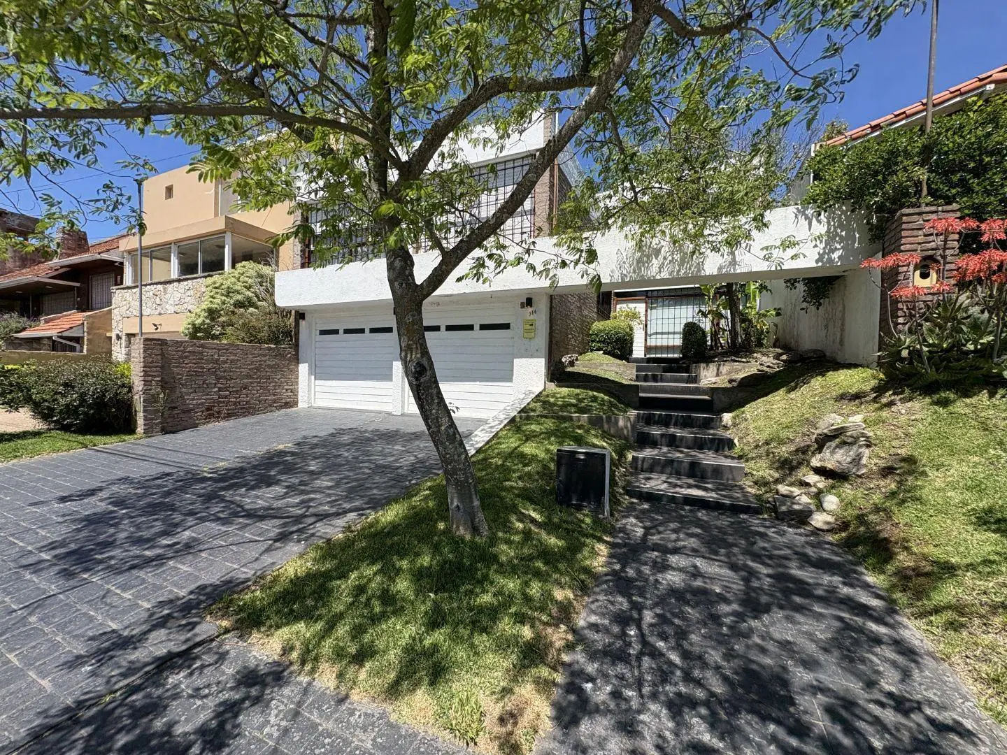 VENTA CHALET 4 AMBIENTES CON COCHERA DOBLE Y PATIO CON PARRILLA, LOS TRONCOS / S 2