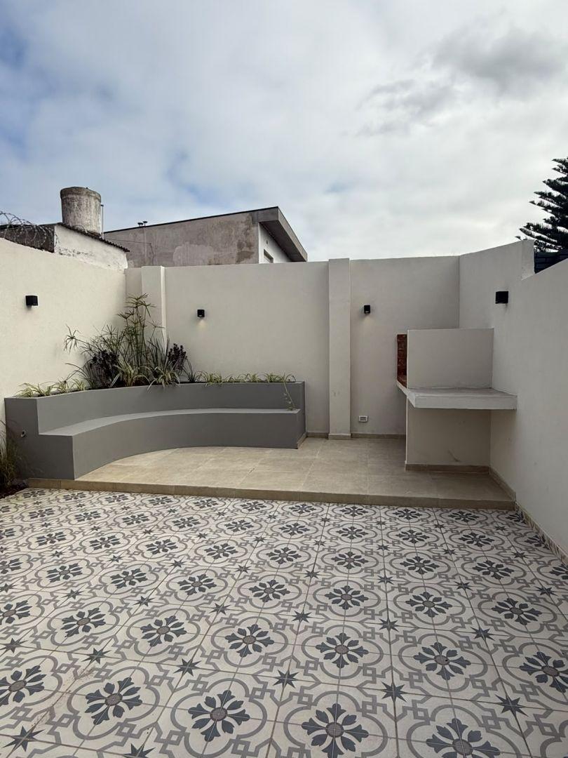 Foto de Dúplex en venta 4 ambientes con cochera, patio y balcón - Parque Luro, imagen 3