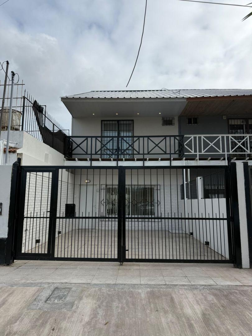 Foto de Dúplex en venta 4 ambientes con cochera, patio y balcón - Parque Luro, imagen 2