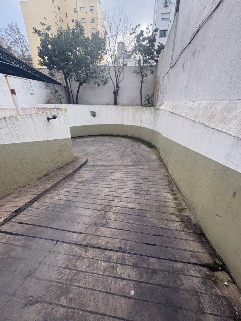 Foto de Cochera para un vehículo con acceso por rampa - Zona Plaza Mitre, imagen 3