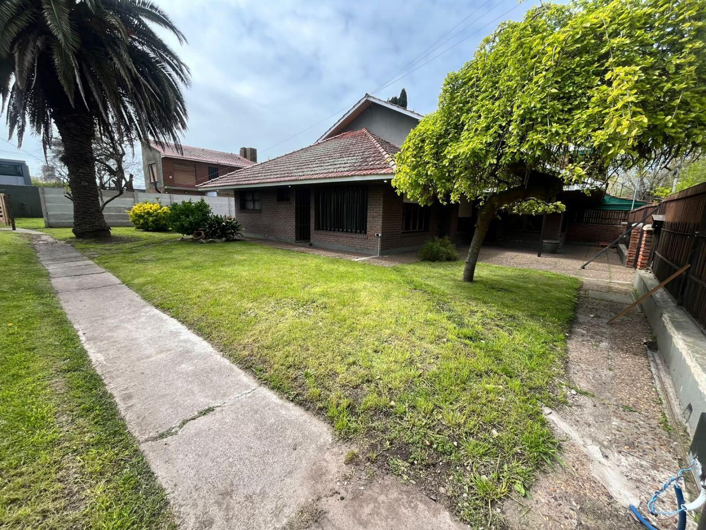 Foto de Chalet en alquiler permanente 4 ambientes con parque - Bosque Alegre, imagen 1
