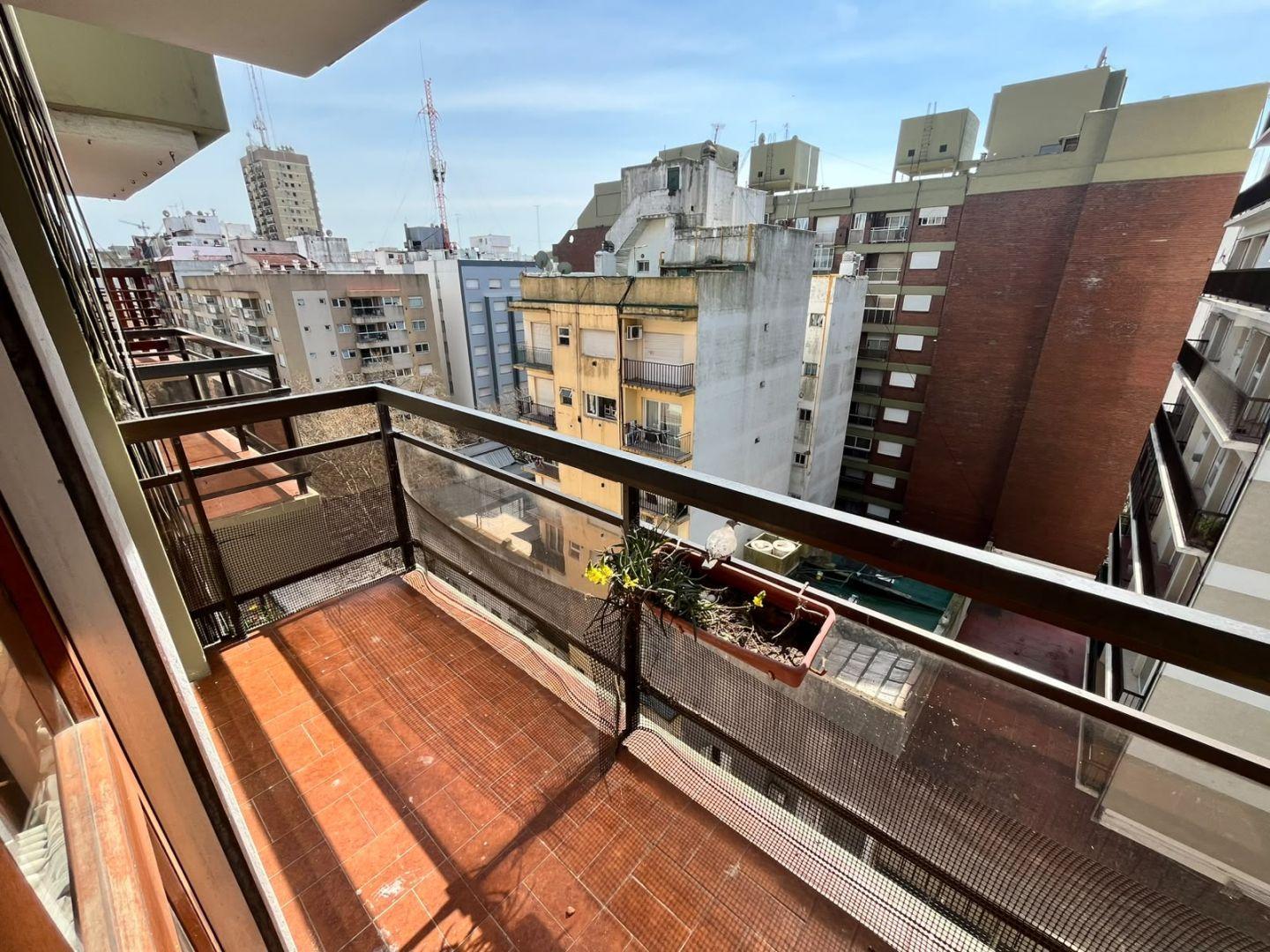 Foto de Departamento en venta 2 ambientes al frente con balcón saliente - Plaza, imagen 1