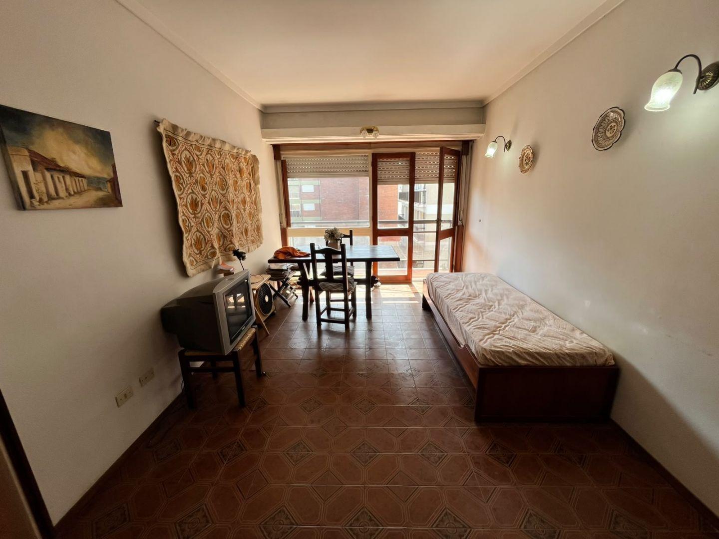Foto de Departamento en venta 2 ambientes al frente con balcón saliente - Plaza, imagen 2