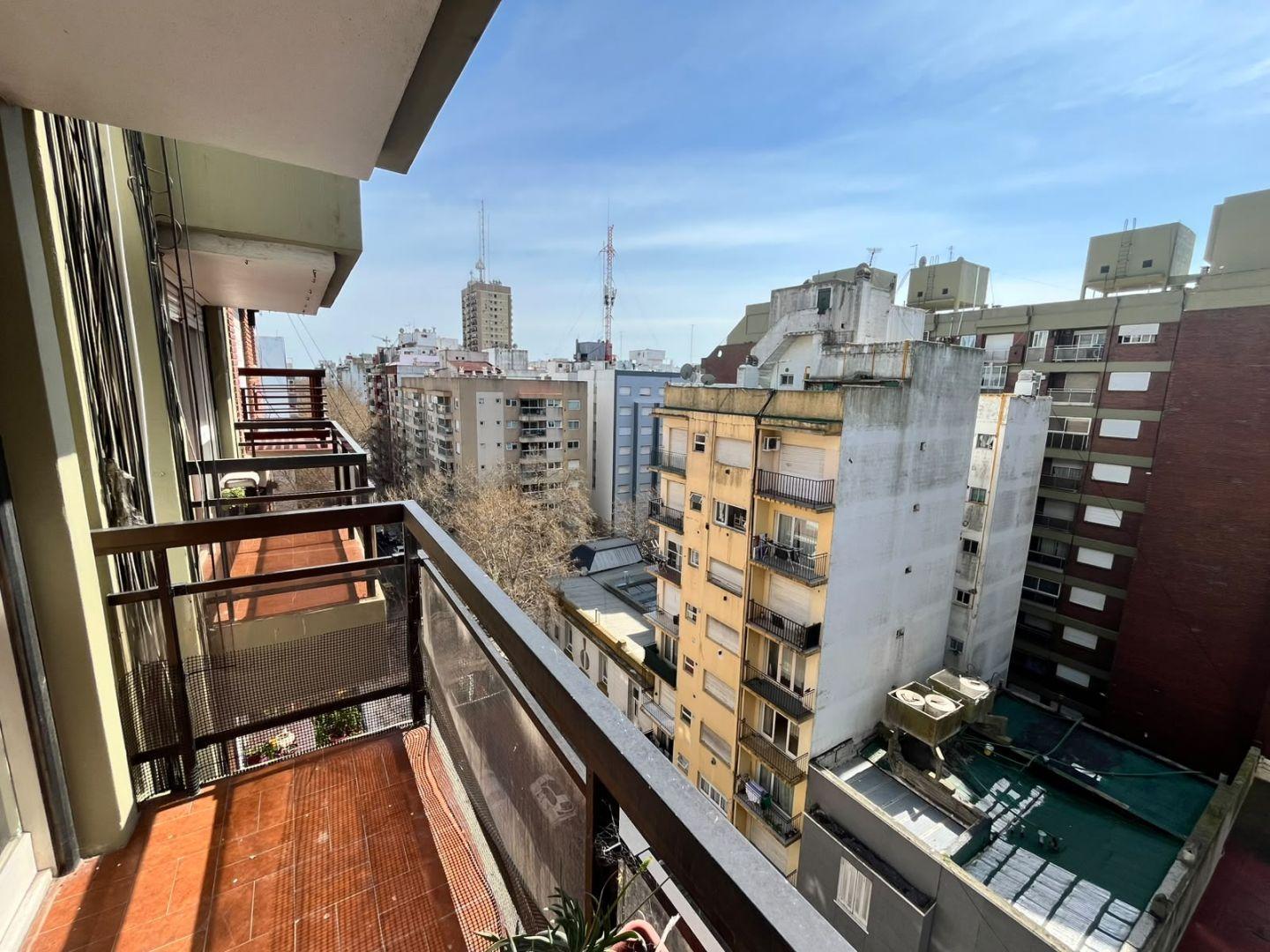 Foto de Departamento en venta 2 ambientes al frente con balcón saliente - Plaza, imagen 3