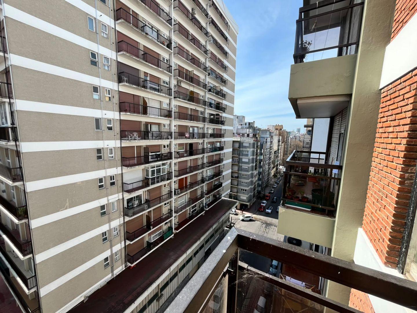 Foto de Departamento en venta 2 ambientes al frente con balcón saliente - Plaza, imagen 4