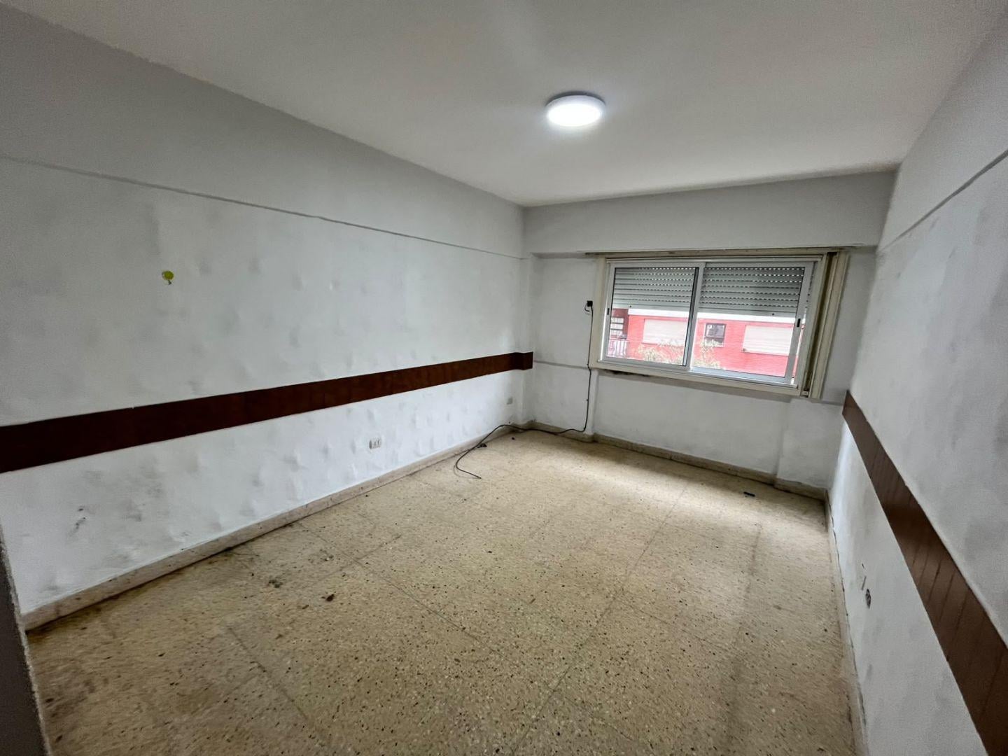 Foto de Departamento en alquiler permanente 2 ambientes con dependencia - Plaza, imagen 1