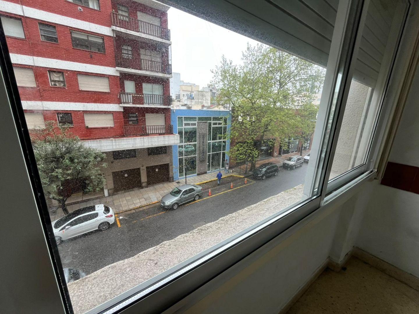 Foto de Departamento en alquiler permanente 2 ambientes con dependencia - Plaza, imagen 2
