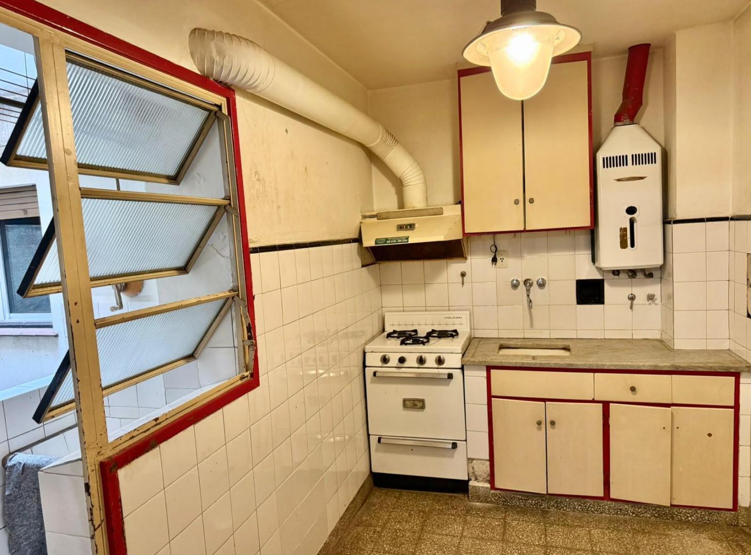 Foto de DEPARTAMENTO DE 2 AMBIENTES EN ALMAGRO A RECICLAR, imagen 1