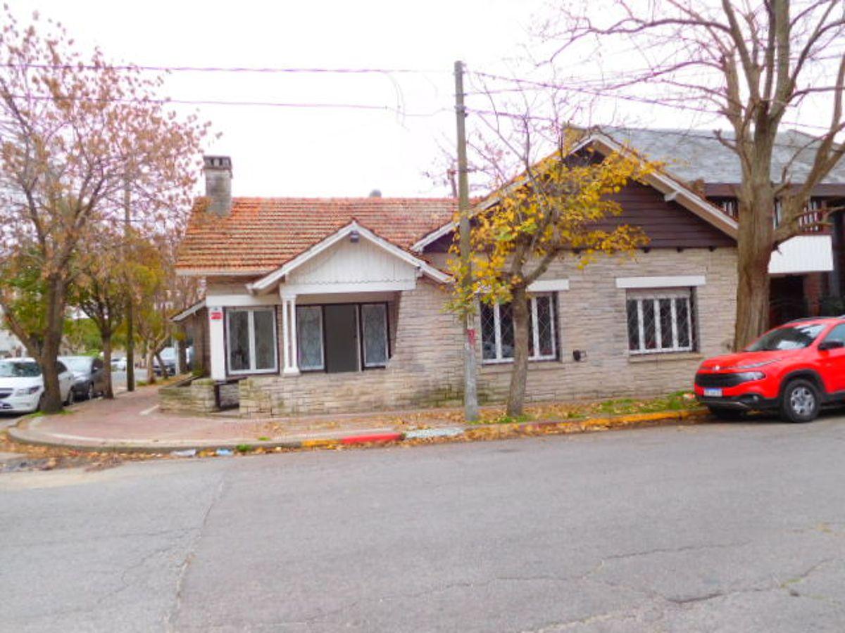 Chalet en esquina para uso profesional o comercial