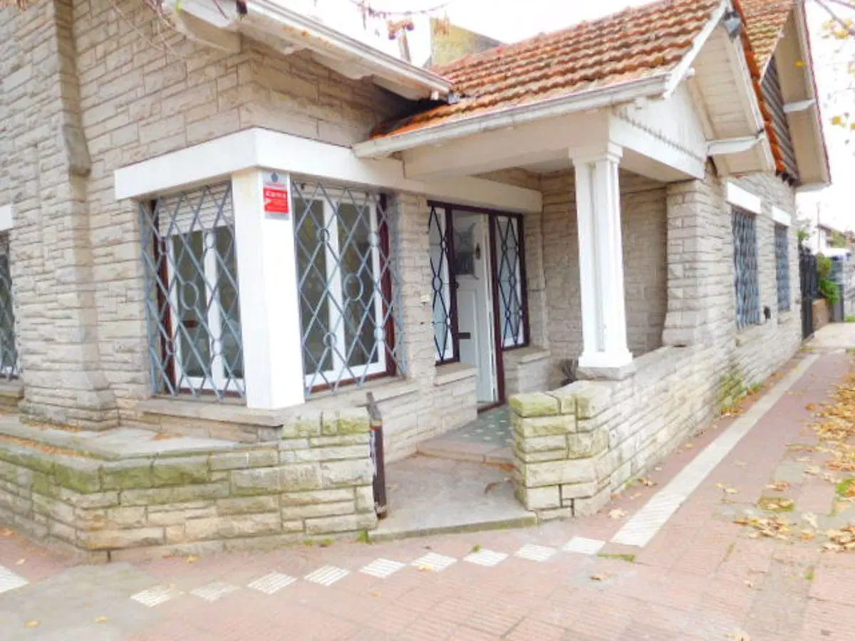 Chalet en esquina para uso profesional o comercial 1