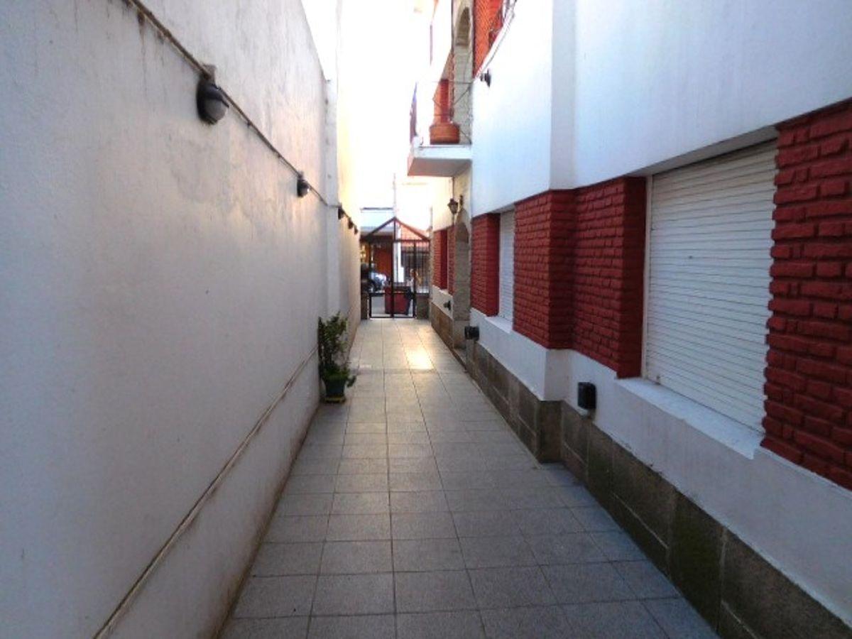 Foto de 24 meses, 3 Amb. Planta Baja c/ patio.Buenos Aires e/Garay y Castelli, imagen 2