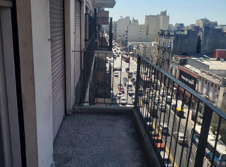 Rivadavia y Nazca, al frente con balcón, apto profesional  2