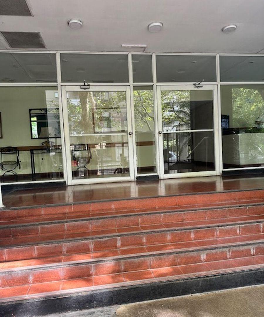 1 ambiente amplio al frente con balcón, cocina y baño completo