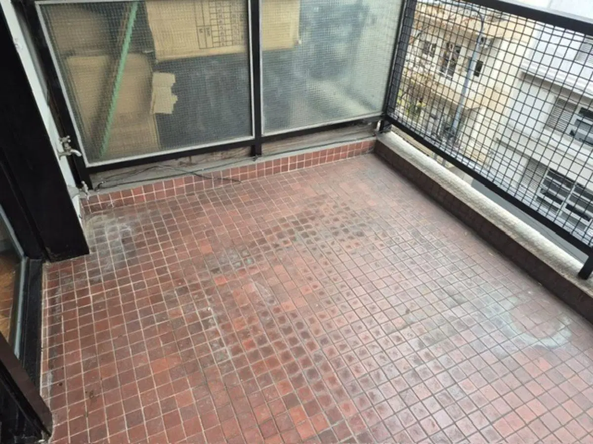 Un ambiente muy amplio divisible con balcón al frente, cocina integrada, baño completo con ducha. 5