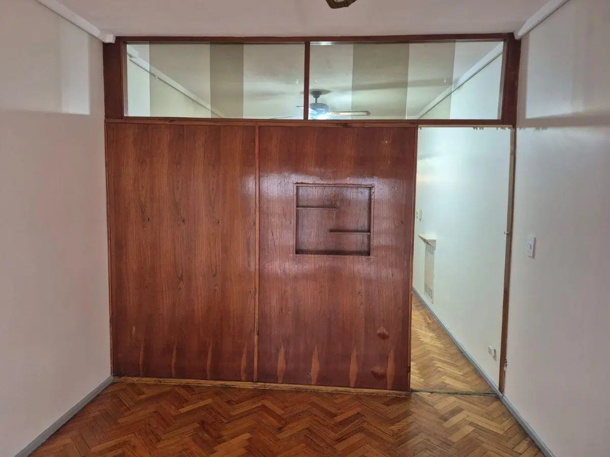 Un ambiente muy amplio divisible con balcón al frente, cocina integrada, baño completo con ducha. 4