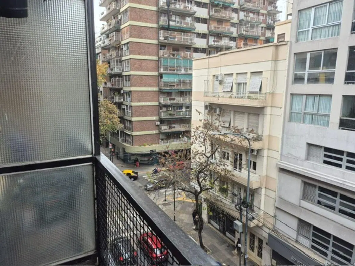 Un ambiente muy amplio divisible con balcón al frente, cocina integrada, baño completo con ducha. 2