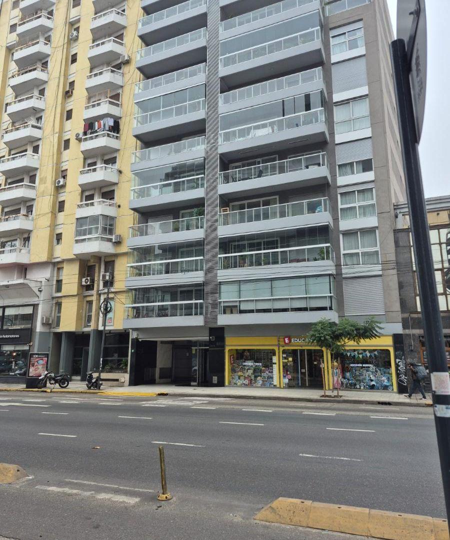 3 ambientes de categoría, amplio impecable, 2 dormitorios en suite + 1 toilette, cochera