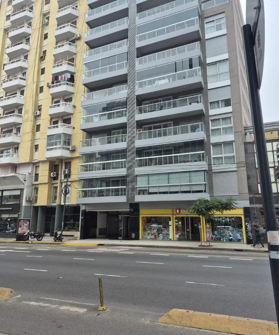 3 ambientes de categoría, amplio impecable, 2 dormitorios en suite + 1 toilette, cochera 5