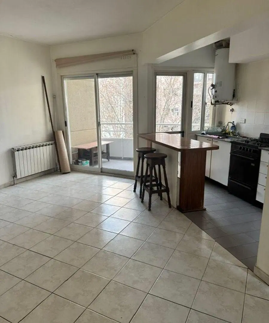 Monoambiente al frente con balcón, cocina integrada con barra, apto profesional 5