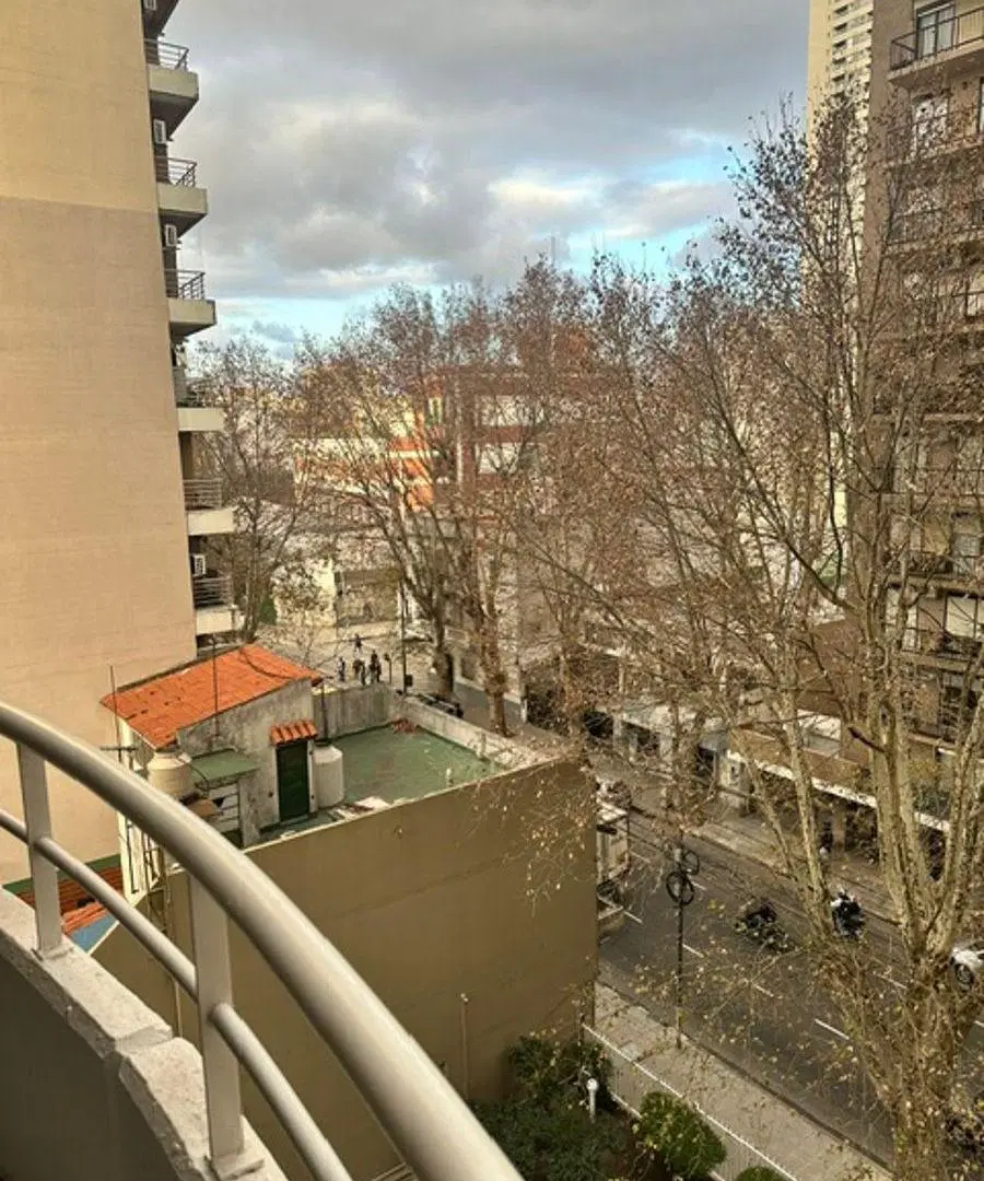 Monoambiente al frente con balcón, cocina integrada con barra, apto profesional 3