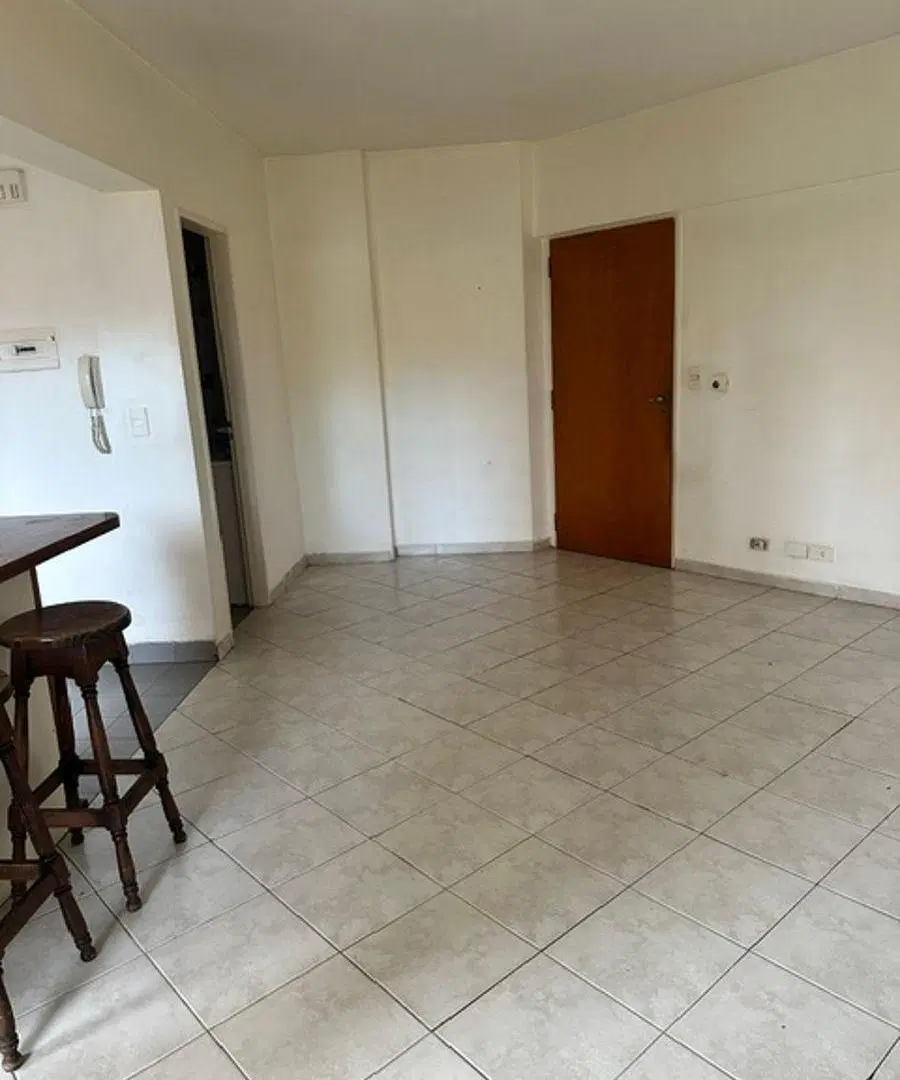 Monoambiente al frente con balcón, cocina integrada con barra, apto profesional 8