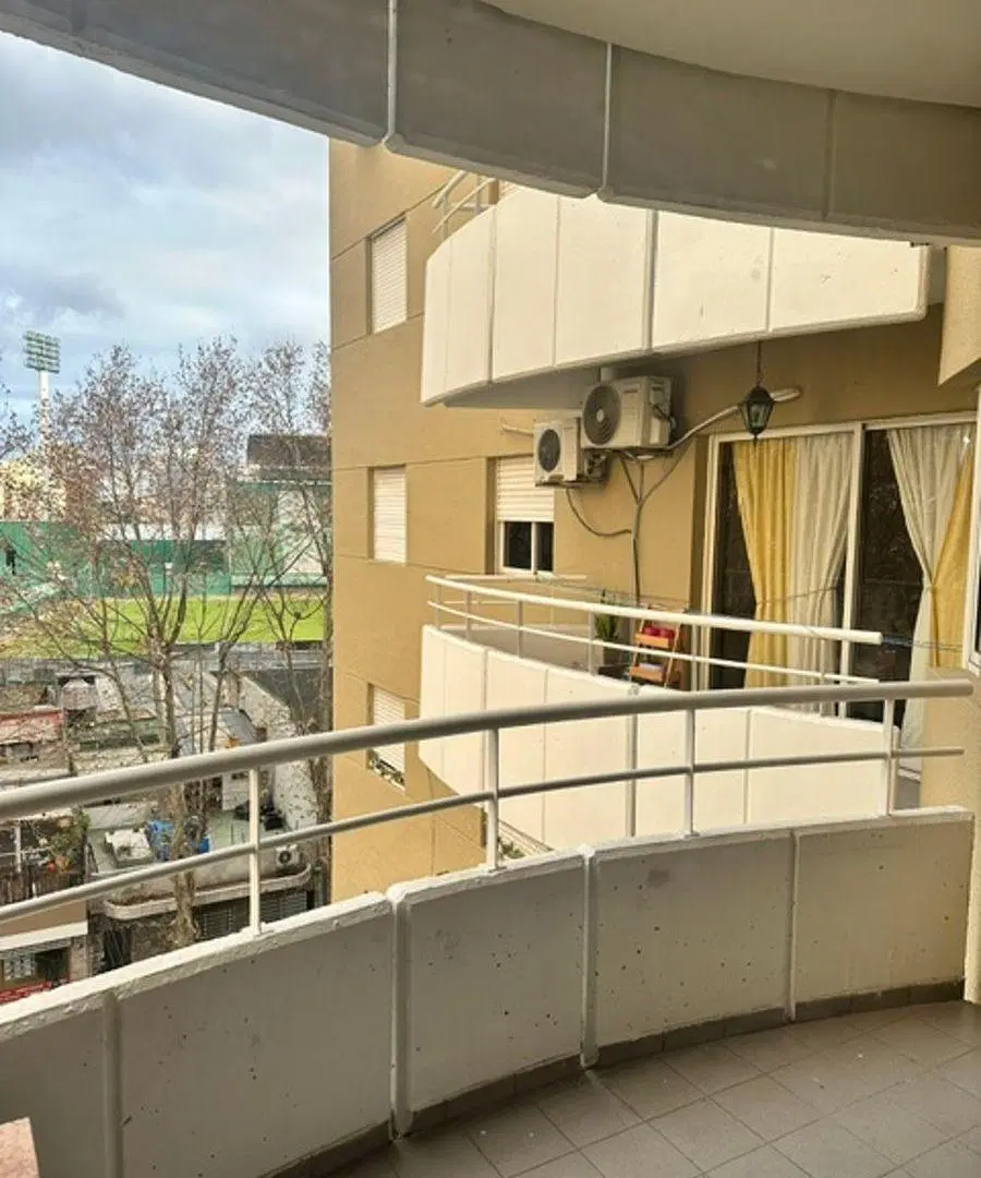 Monoambiente al frente con balcón, cocina integrada con barra, apto profesional 4
