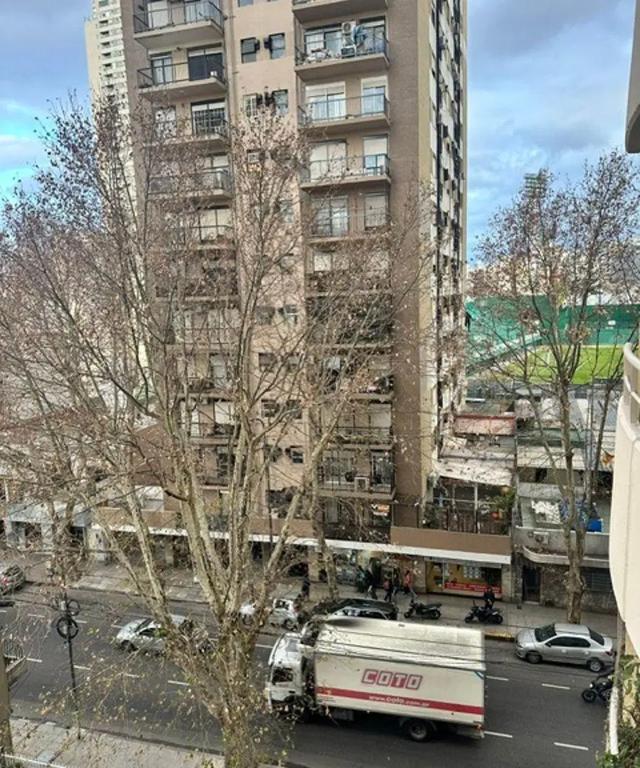 Monoambiente al frente con balcón, cocina integrada con barra, apto profesional 2