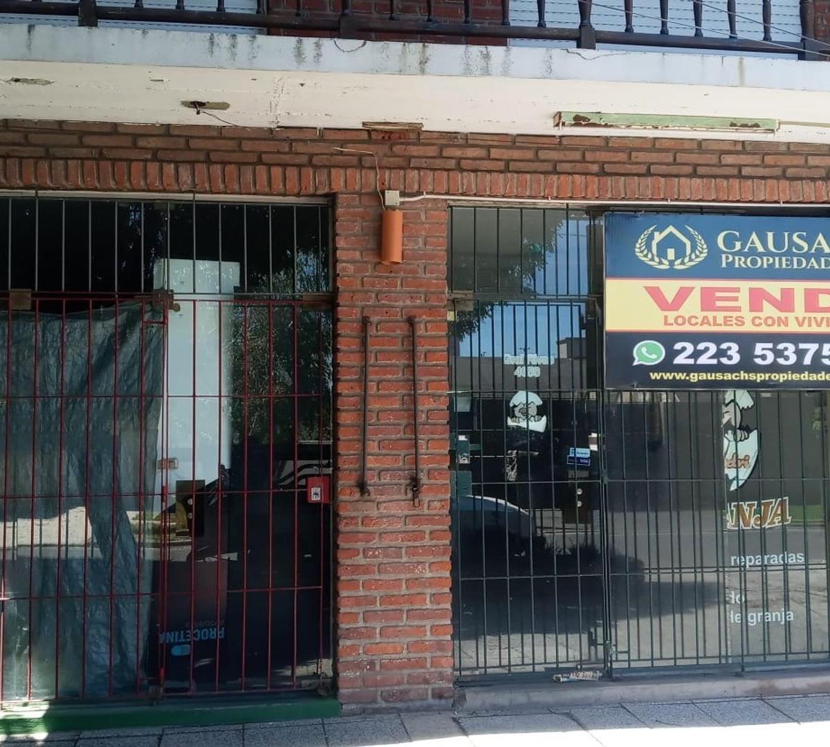 Casa en Planta Alta con Locales en Pleno Barrio San Carlos 2