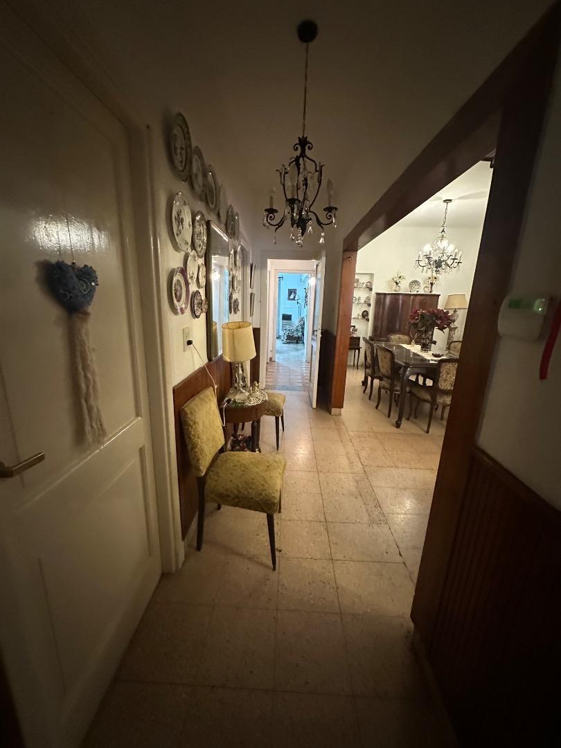 Chalet 6amb c parque y garage,  ideal vivienda y/o uso prof