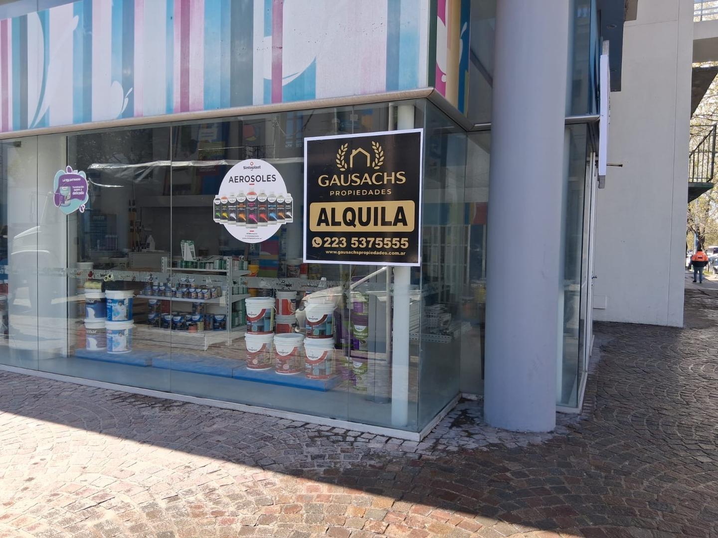 Foto de Importante LOCAL en esquina en alquiler, imagen 2