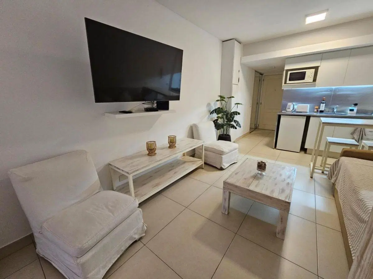 CABELLO Y BULNES AL FRENTE CON BALCON SE VENDE FULL EQUIPADO 4