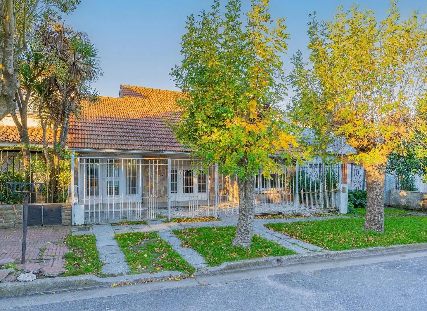Chalet en venta  de 3 ambientes con garaje y parque 2