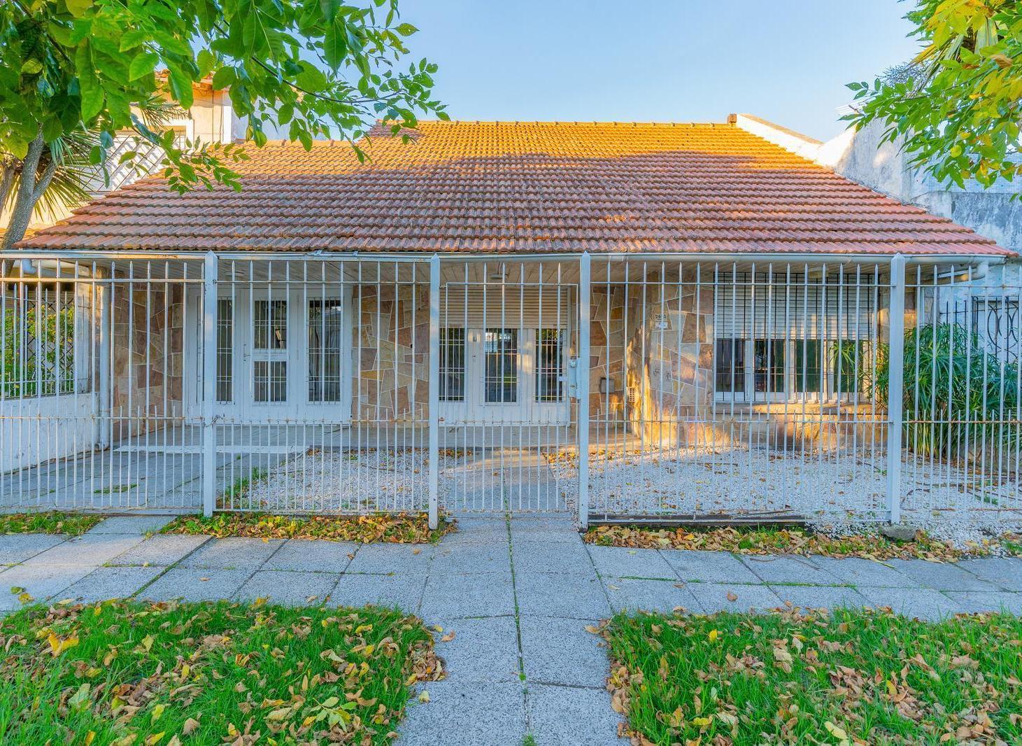 Chalet en venta  de 3 ambientes con garaje y parque