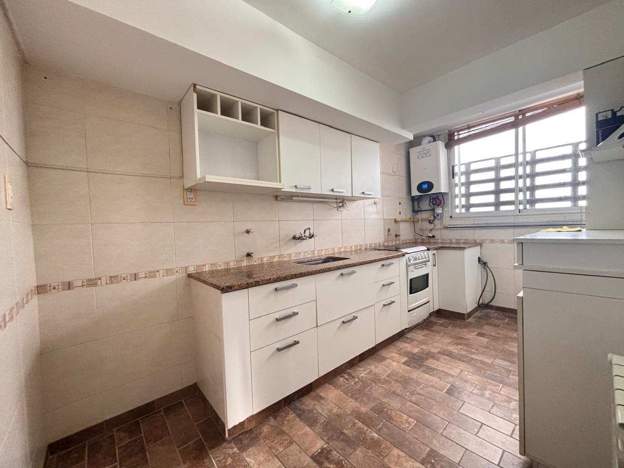 Foto de Alquiler departamento de 4 ambientes con espacio de cochera en barrio, imagen 5
