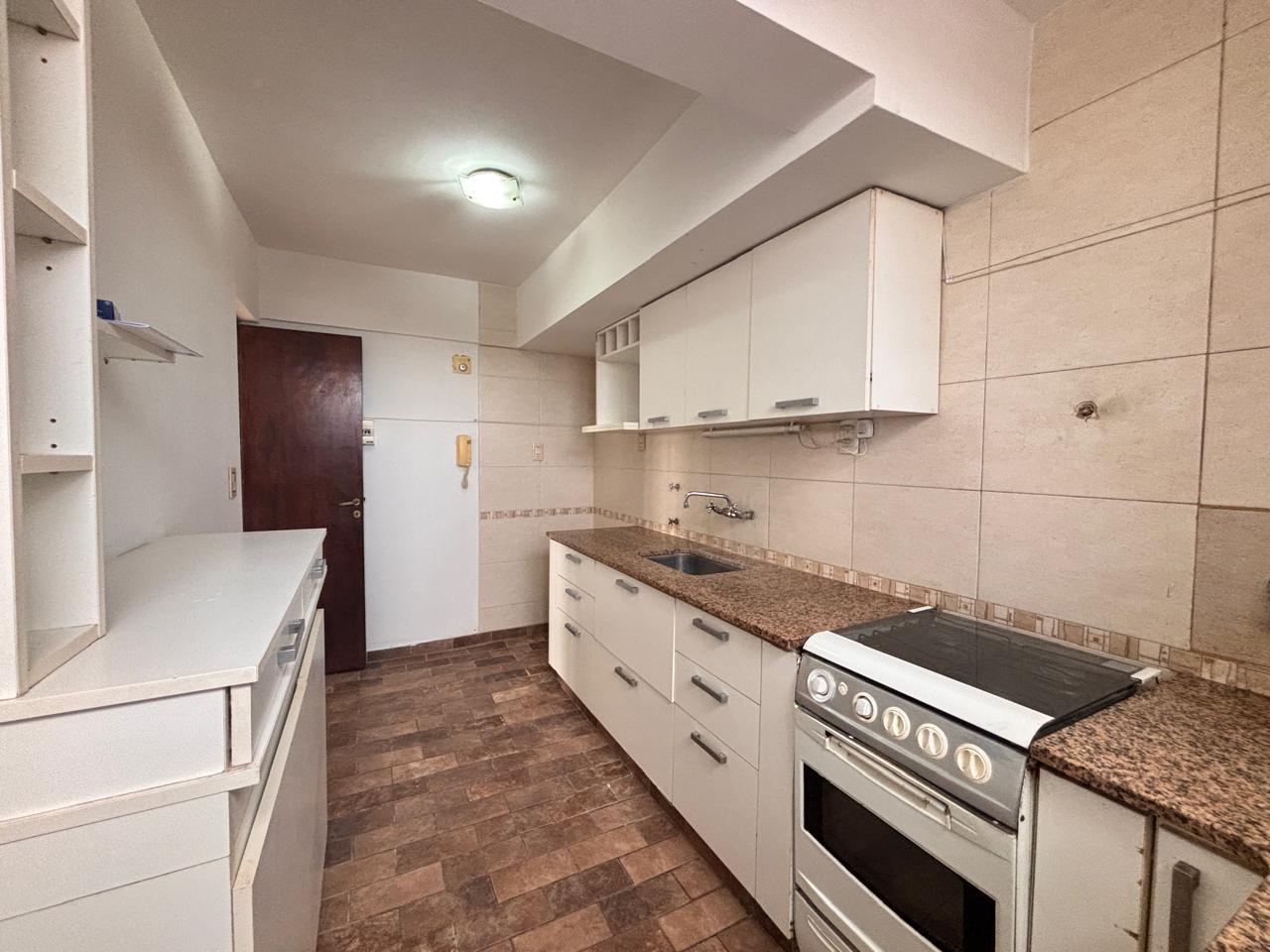 Foto de Alquiler departamento de 4 ambientes con espacio de cochera en barrio, imagen 3