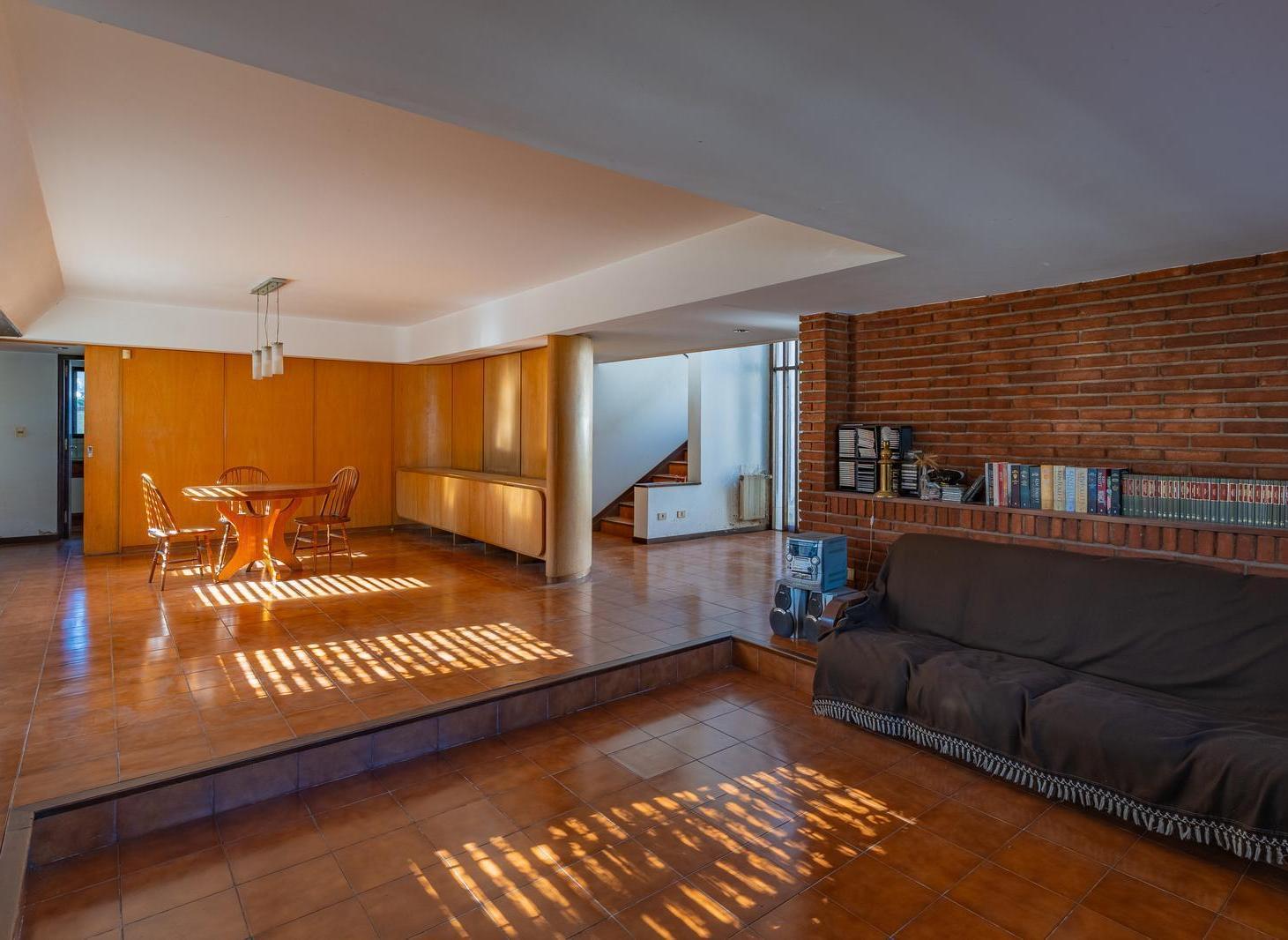 Foto de Casa en venta de 5 ambientes con parque en el barrio Don Bosco, imagen 2