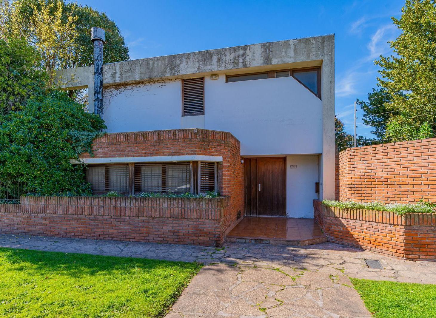 Foto de Casa en venta de 5 ambientes con parque en el barrio Don Bosco, imagen 1