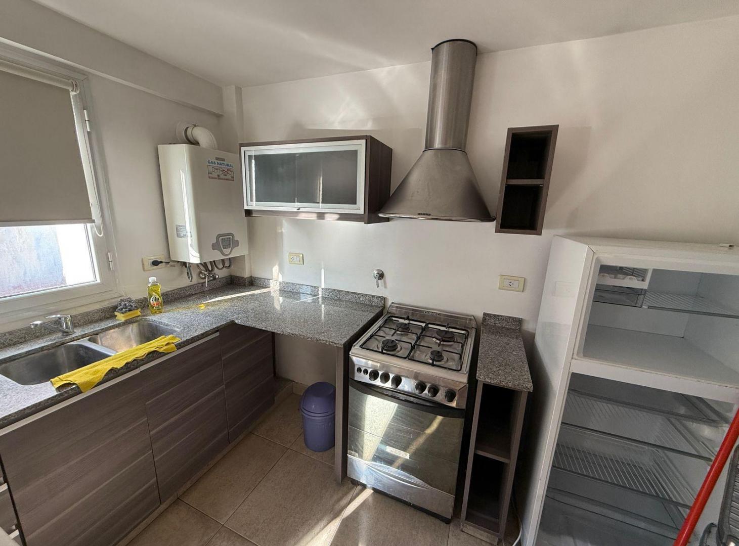 Foto de Departamento dos ambientes con cochera en alquiler, imagen 4