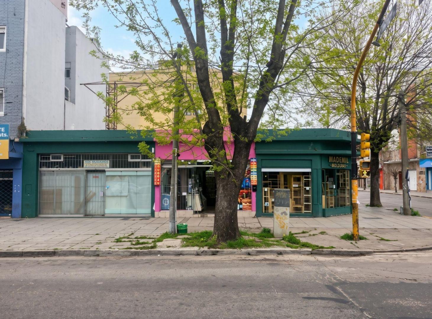 Foto de Local en esquina en venta sobre Av. Independencia, imagen 2