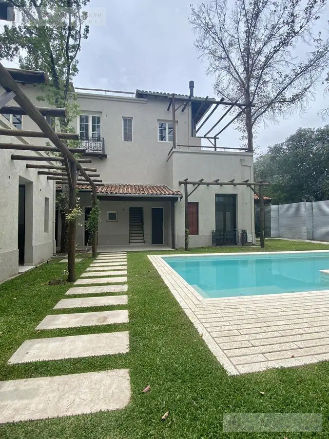 OPORTUNIDAD - PB CON JARDIN Y PARRILLA - 1