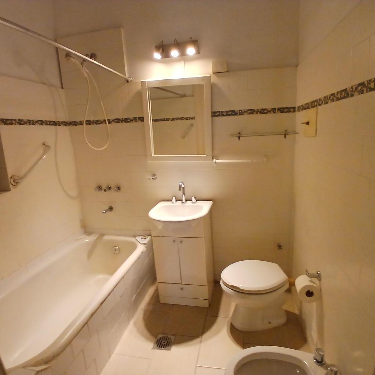 Departamento en Combate de Los Pozos m Av Rivadavia 5