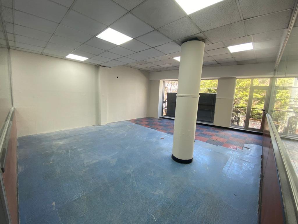 Amplia oficina Frente Vidriado en 1er. piso de 180m2, Av, Rivadavia 3800 a metros de Medrano Almagro