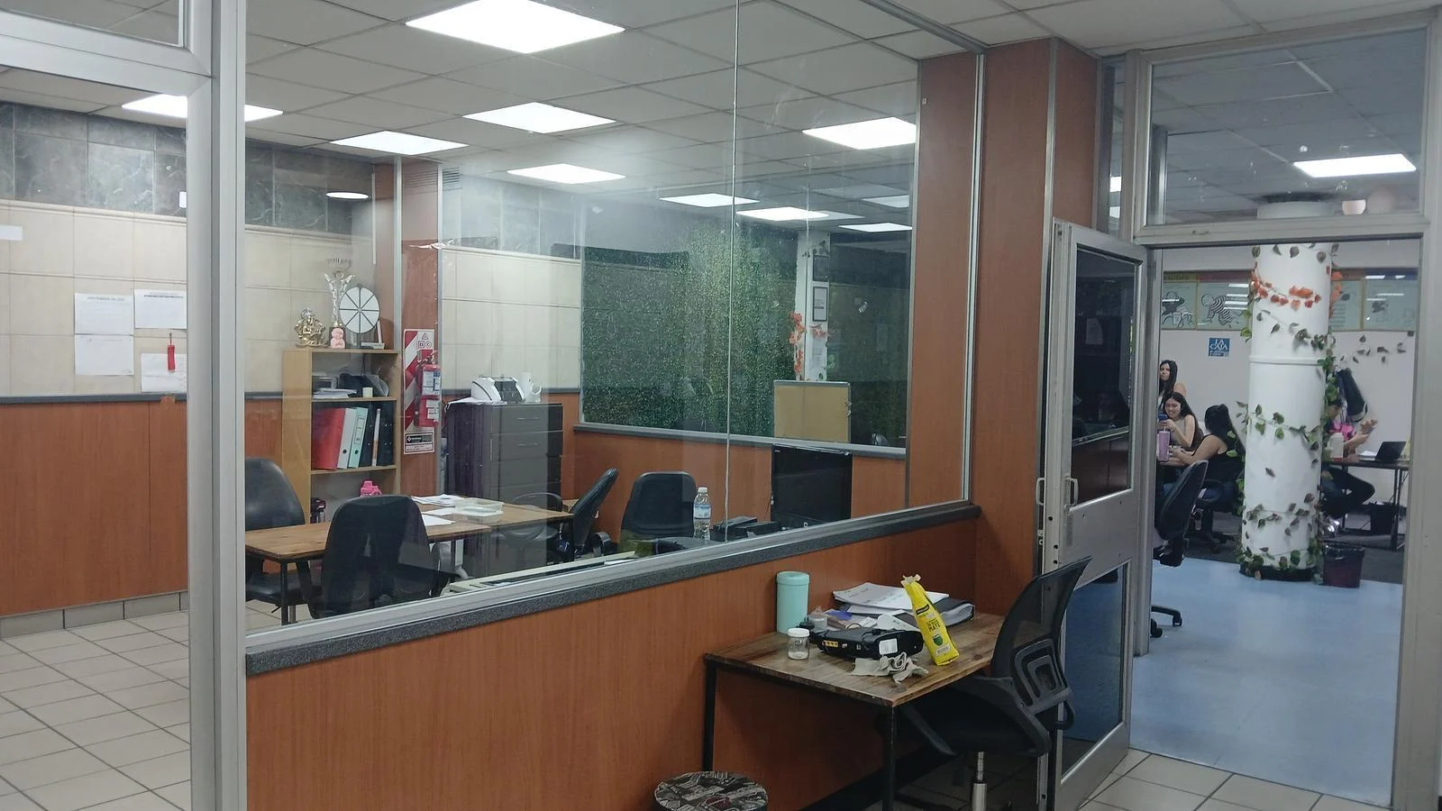 Amplia oficina Frente Vidriado en 1er. piso de 180m2, Av, Rivadavia 3800 a metros de Medrano Almagro