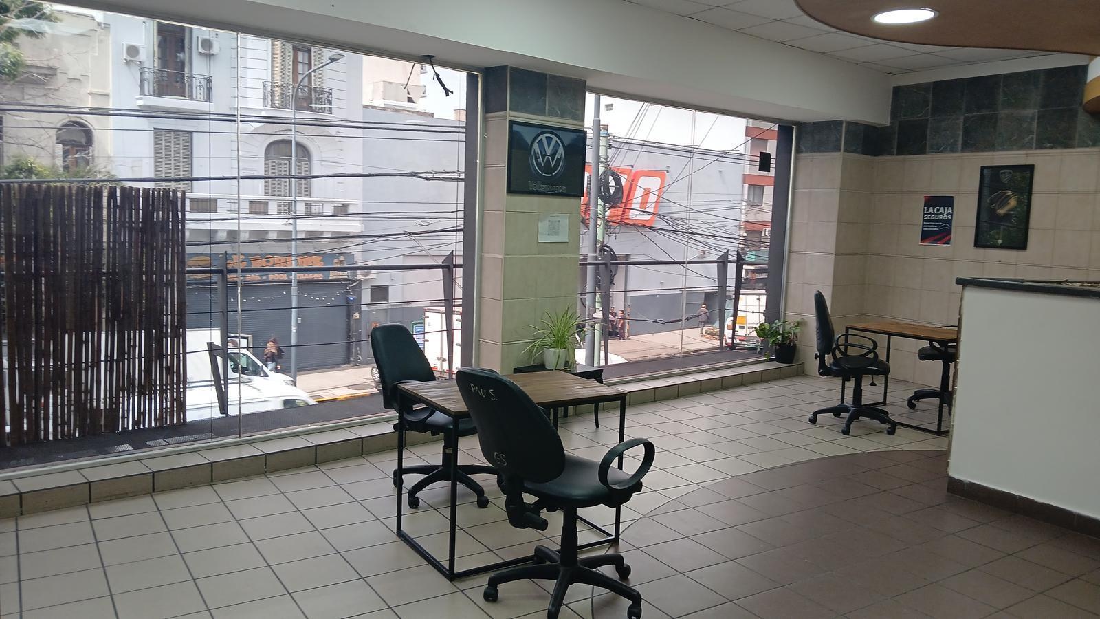 Amplia oficina Frente Vidriado en 1er. piso de 180m2, Av, Rivadavia 3800 a metros de Medrano Almagro