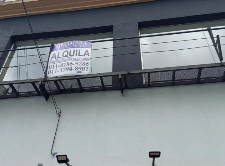 Foto de Amplia oficina Frente Vidriado en 1er. piso de 180m2, Av, Rivadavia, imagen 1