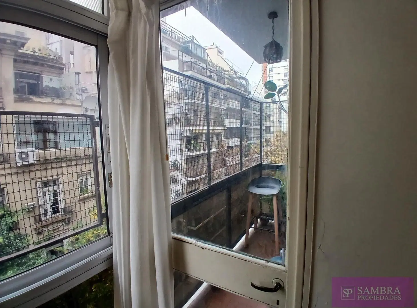 Departamento de 3 ambientes al Frente con Balcon, cochera y baulera. Frente al Botanco. Para Visitar 4